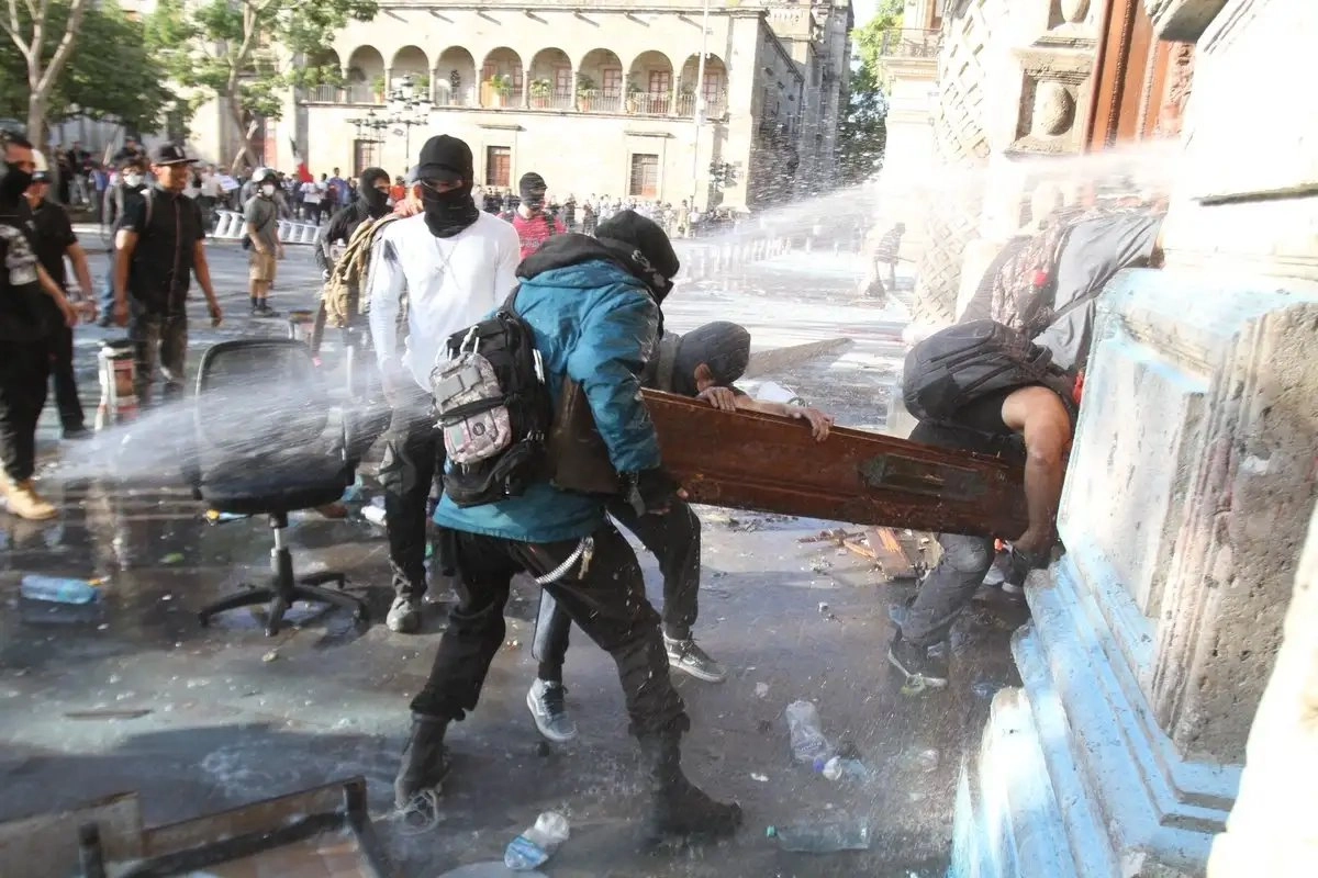 Los 40 detenidos en Guadalajara durante la marcha de la Generación Z del pasado 15 de noviembre, son acusados por la Fiscalía de Jalisco por daños a los monumentos arqueológicos, artísticos e históricos. Foto 