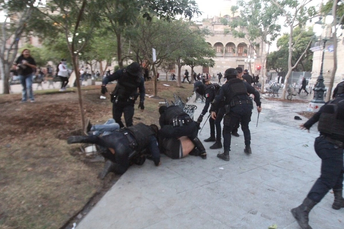 Policías someten a una persona durante marcha de Generación Z en Guadalajara. Foto 
