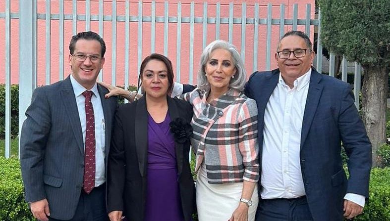 En la imagen, la ex alcaldesa de León, Bárbara Botello Santibáñez, en compañía de abogados. Foto Carlos García 