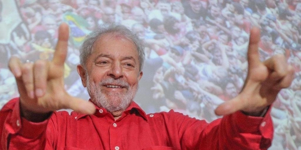 El ex presidente brasileño Luiz Inácio Lula da Silva, durante una reunión del PT en Salvador, Bahía, en 2019. Según recientes encuestas, el izquierdista es favorito para ganar la elección presidencial de 2022 en Brasil. Foto Afp