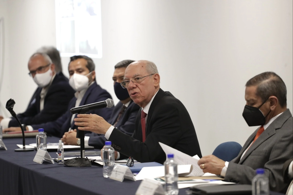 El subsecretario de Comunicaciones y Transportes, Carlos Morán Moguel, ayer, al informar la decisión de la SCT. Foto Roberto García Ortiz