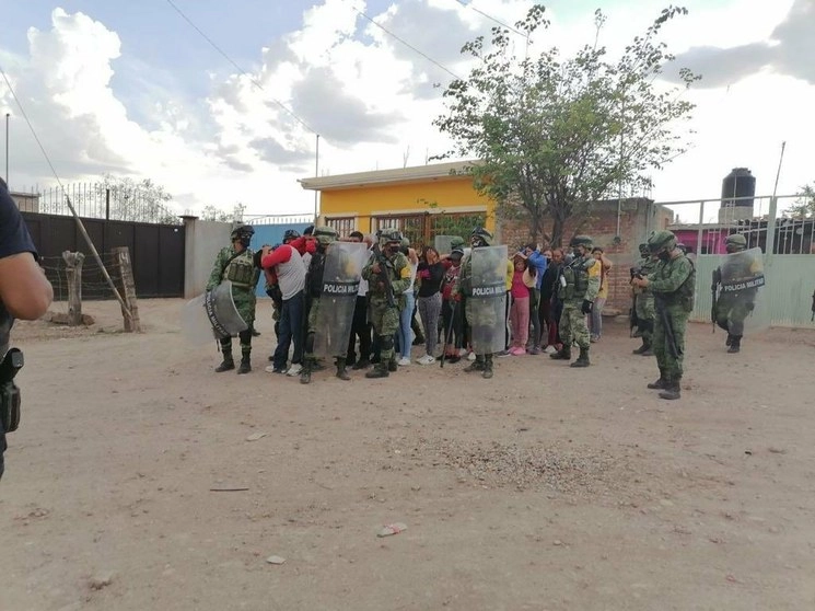 Imagen del operativo donde se dio la detención de más familiares de 'El Marro'. Foto @AlvarCdeV