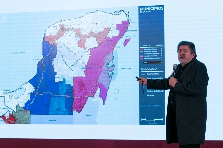 El director de Fonatur explicando a medios la ruta del Tren Maya. Foto Cuartoscuro/ archivo