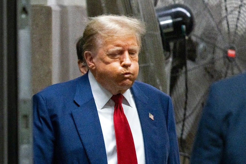 El juez que supervisa el juicio penal por encubrimiento contra Donald Trump impuso el martes una multa de 9 mil dólares al ex presidente de Estados Unidos. Foto Pool, vía Ap 
