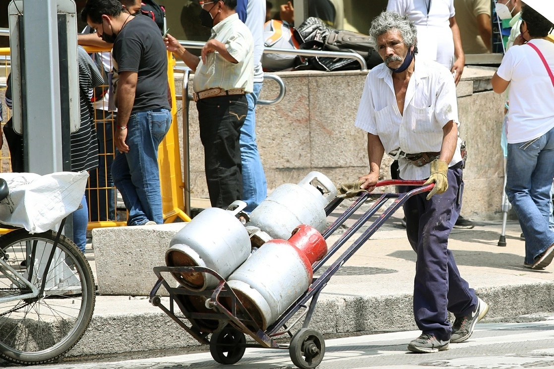 Un juez emitió una sentencia a favor de la Comisión Reguladora de Energía, ya que negó un amparo promovido contra el acuerdo por el que el órgano estableció el tope de precios del gas LP. Foto María Luisa Severiano / Archivo
