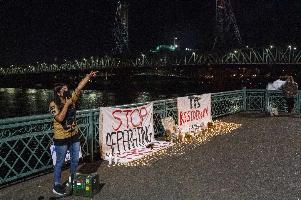 Una activista durante una protesta en Portland contra la separación de familias. Foto Afp