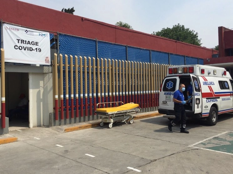 Afuera de un de los accesos al Hospital General, en la CDMX. Foto Guillermo Sologuren
