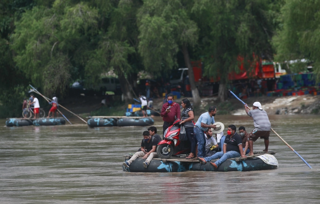 Migrantes provenientes de Centroamérica cruzan a por el río Suchiate hacia territorio mexicano. Foto Víctor Camacho