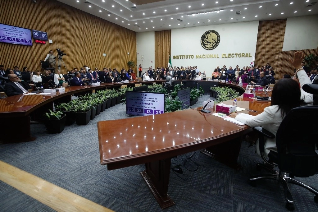 Sala de sesiones del Consejo General del INE. Foto Cristina Rodríguez / Archivo
