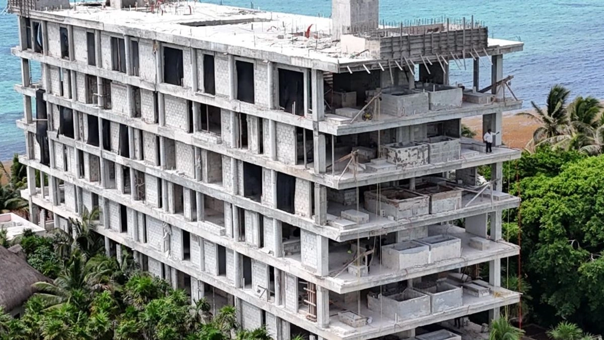 El conjunto habitacional, en obra negra, que consta de 24 departamentos y pisos de lujo, fue construido en la bahía Solimán, municipio de Tulum, Quintana Roo. Foto