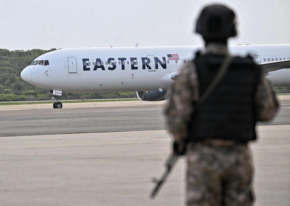 Un avión de Eastern Air Lines que transportaba migrantes venezolanos repatriados desde Estados Unidos aterrizó en el Aeropuerto Internacional Simón Bolívar de Maiquetía, Venezuela, el 4 de abril de 2025. Foto 