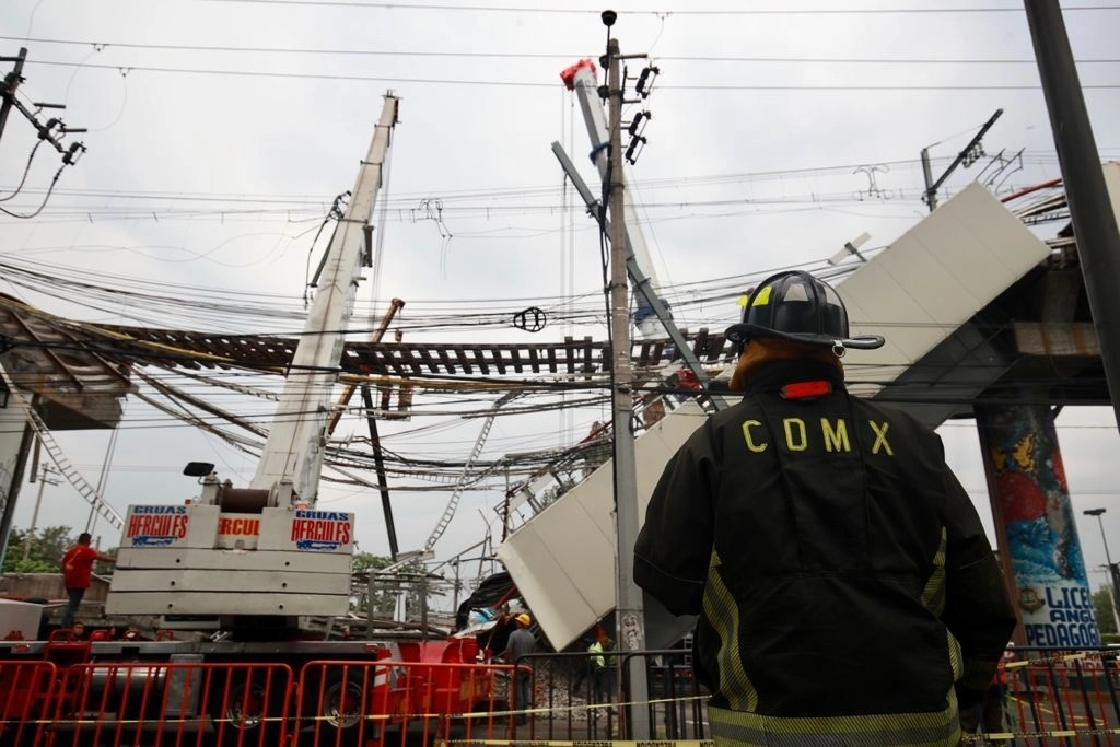 Trabajos de peritaje se realizan en la zona del colapso de la estructura del Metro de la Línea 12, en la alcaldía Tláhuac. Foto Luis Castillo / Archivo
