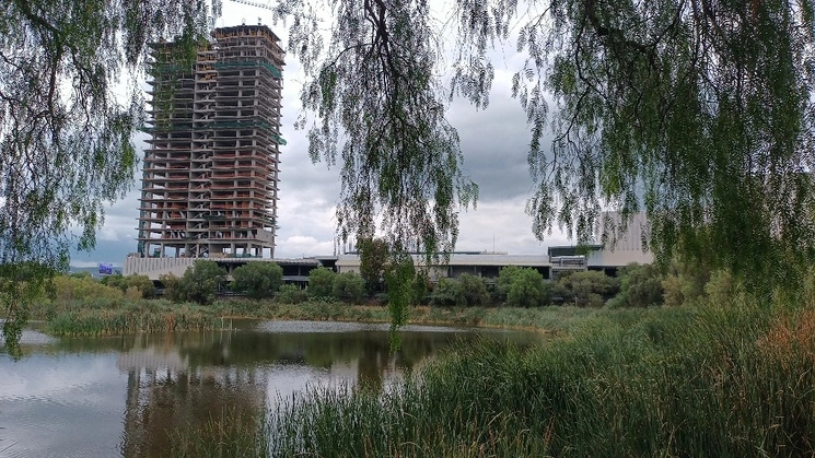 Aspecto del complejo City Center que construye la empresa México Retail Properties en la zona conurbada de León, Guanajuato. Activistas que se oponen al proyecto ganaron un recurso provisional para frenar la obra. Foto Carlos García 