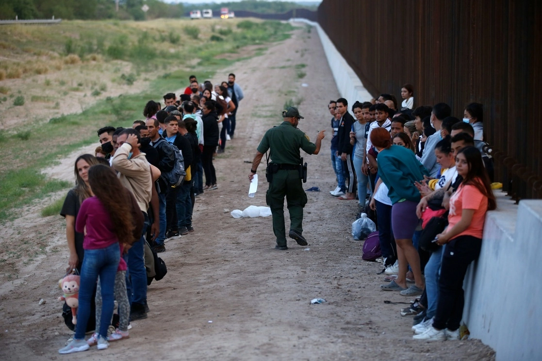 Migrantes en  Eagle Pass, Texas. Foto Ap / Archivo