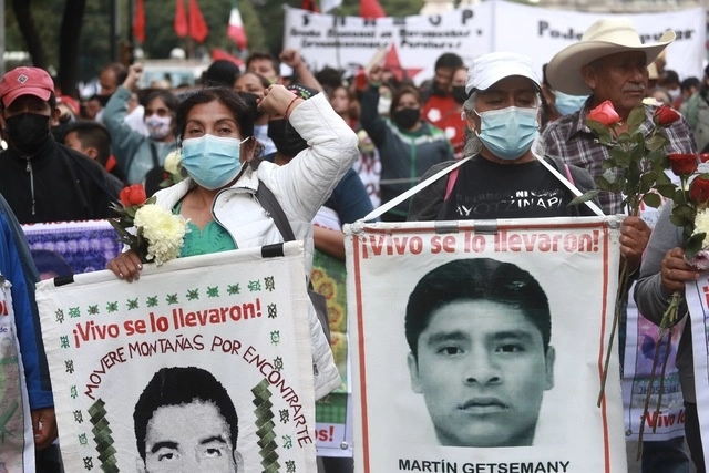 Familiares de los 43 normalistas de Ayotzinapa durante una protesta. Foto Luis Castillo 
