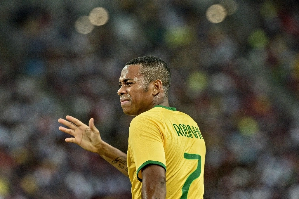 Un magistrado prohibió al ex futbolista Robinho salir de Brasil mientras la justicia evalúa homologar, a pedido de Italia, la pena de nueve años de prisión a la que fue condenado por violación en grupo a una joven en Milán en 2013. Foto Afp / Archivo
