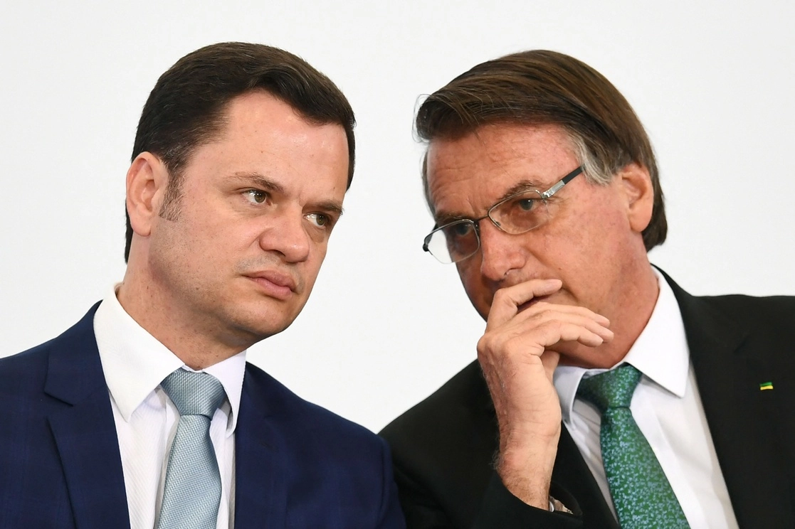 Anderson Torres(izq.), ministro de Justicia durante el gobierno de Jair Bolsonaro(der.), en imagen de archivo. Foto Afp.