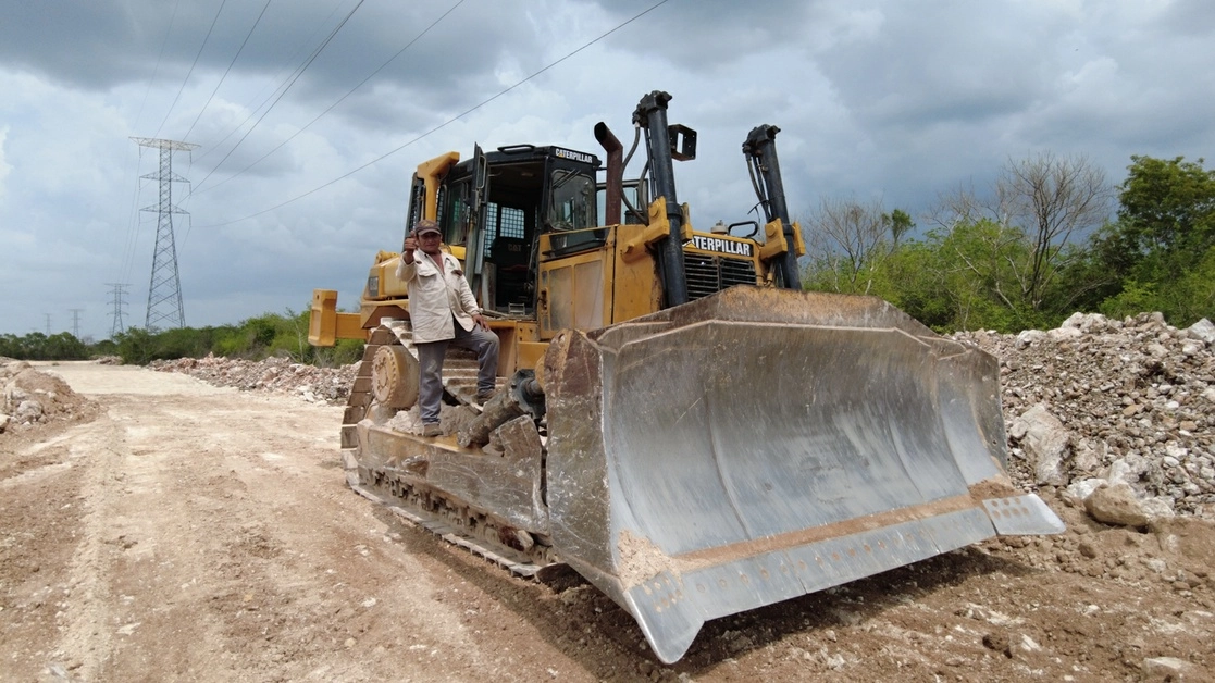 Maquinaria pesada para obras del Tren Maya. Foto tomada de la página de Facebook Tren Maya