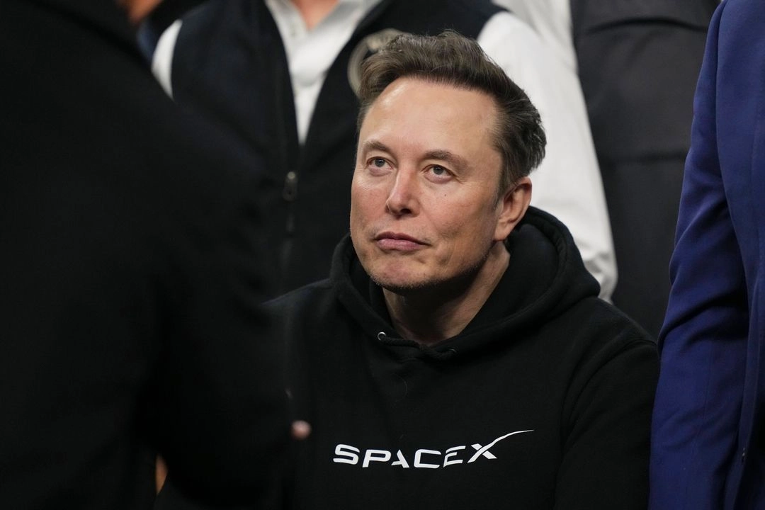 Elon Musk asiste a la final del campeonato de lucha libre de la NCAA, el sábado 22 de marzo de 2025, en Filadelfia. Foto