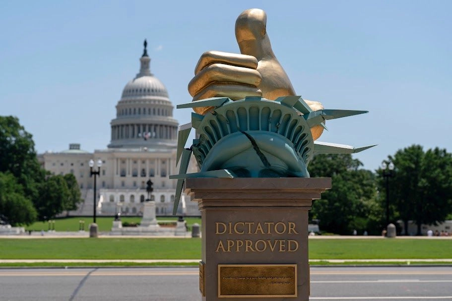 La escultura 'Aprobado por el dictador', de 2.4 metros de altura, muestra un puño aplastando la corona de la 'Estatua de la libertad'. Foto 
