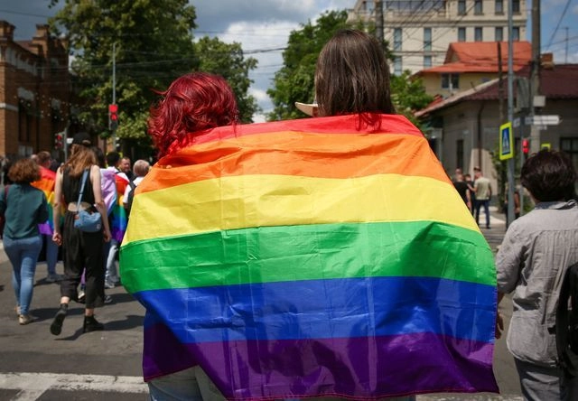 Una juez federal de EU frenó la política de Trump que se niega a expedir pasaportes a personas transgénero y no binarias. Foto 