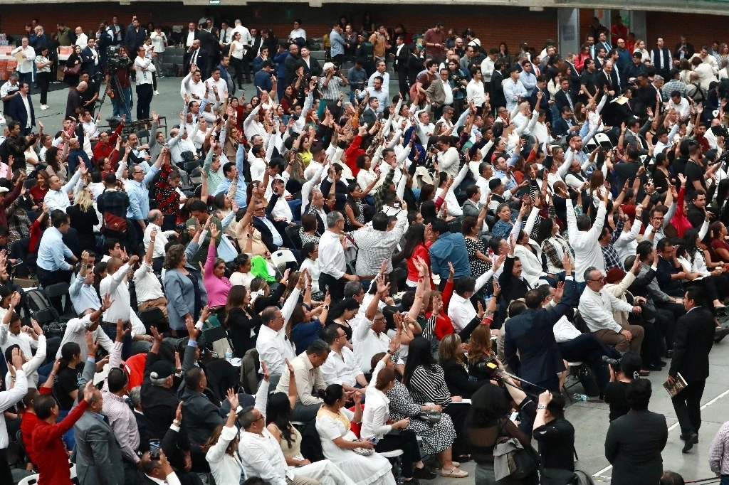 Diputados votan a favor de la aprobación de la reforma judicial en la Sala de Armas de la Magdalena Mixhuca, alcaldía Iztacalco. Foto Luis Castillo