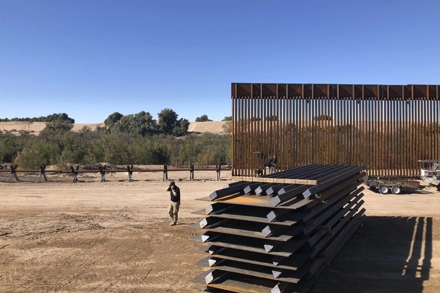 Parte del muro fronterizo que se construye en Yuma, Arizona. Foto Ap
