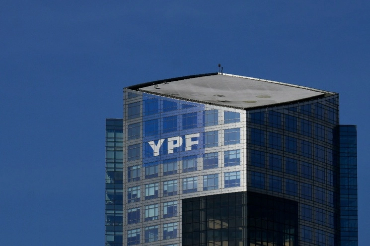  El logo de la petrolera nacional argentina YPF se ve en la sede de la compañía en Buenos Aires. Foto Afp
