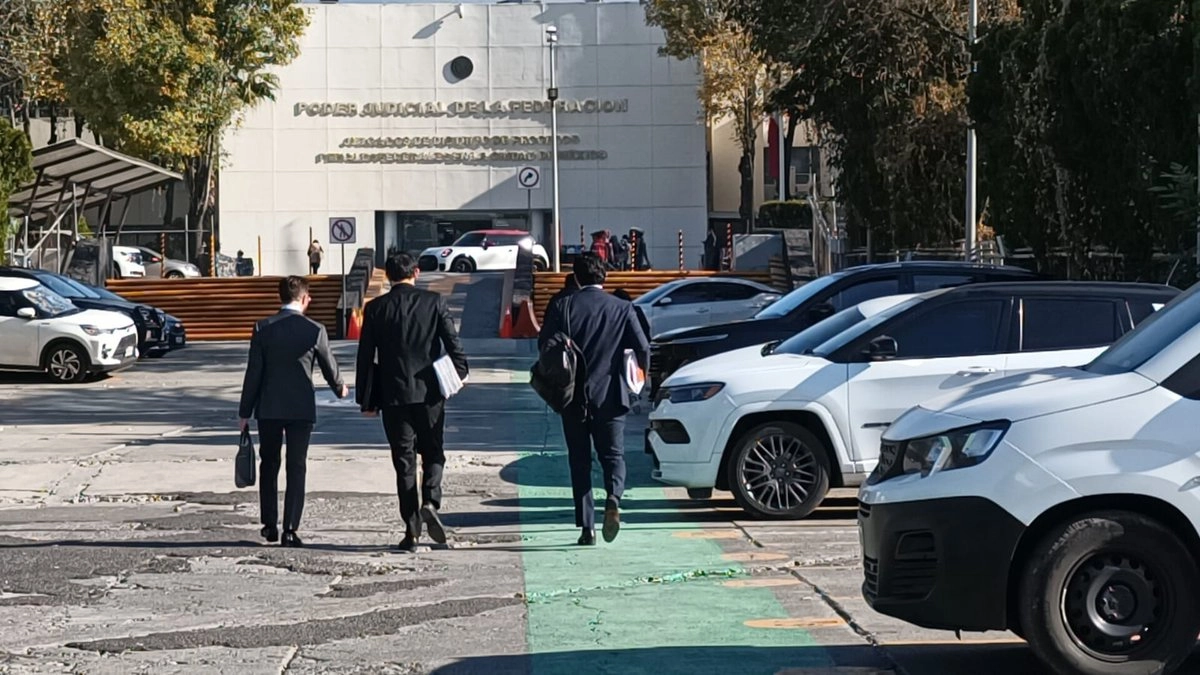 El equipo de abogados de Javier Duarte, encabezado por Pablo Campuzano, a su llegada al Reclusorio Norte. 