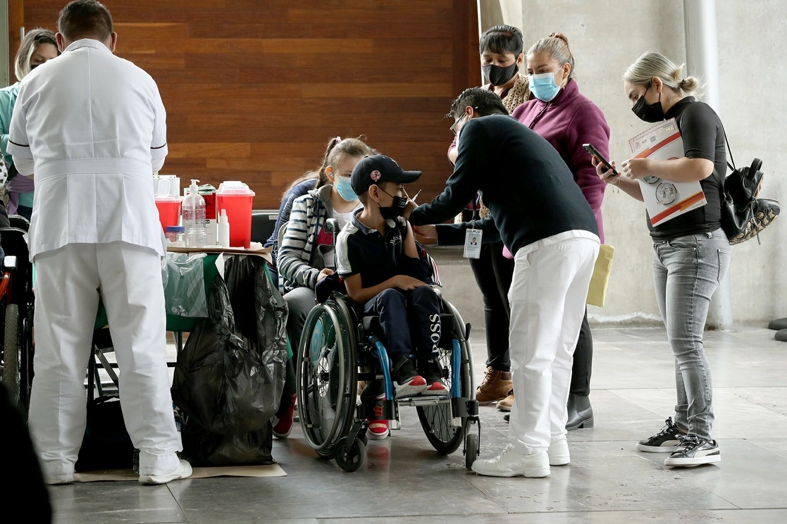 Vacunación a menores con comorbilidades en la biblioteca Vasconcelos, de la Ciudad de México. Foto: María Luisa Severiano 
