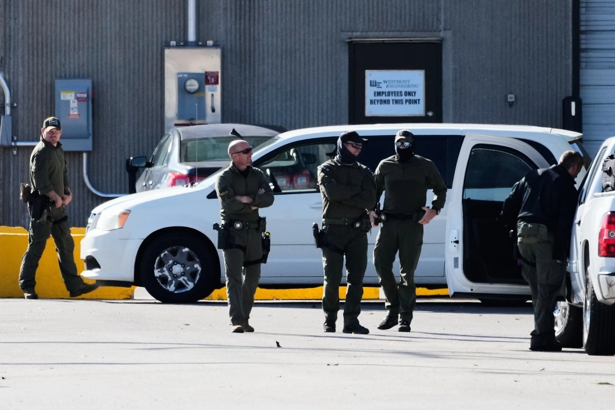Agentes de la Patrulla Federal se encuentran afuera de un centro de procesamiento de ICE en Broadview, Illinois, un suburbio de Chicago, el martes 21 de octubre de 2025. Foto