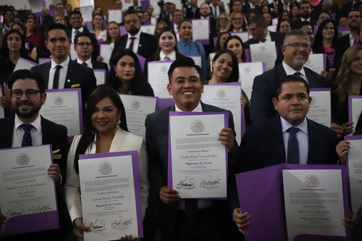 Jueces y magistrados de distrito muestran sus constancias de mayoría que avalan sus victorias en las pasadas elecciones judiciales. 