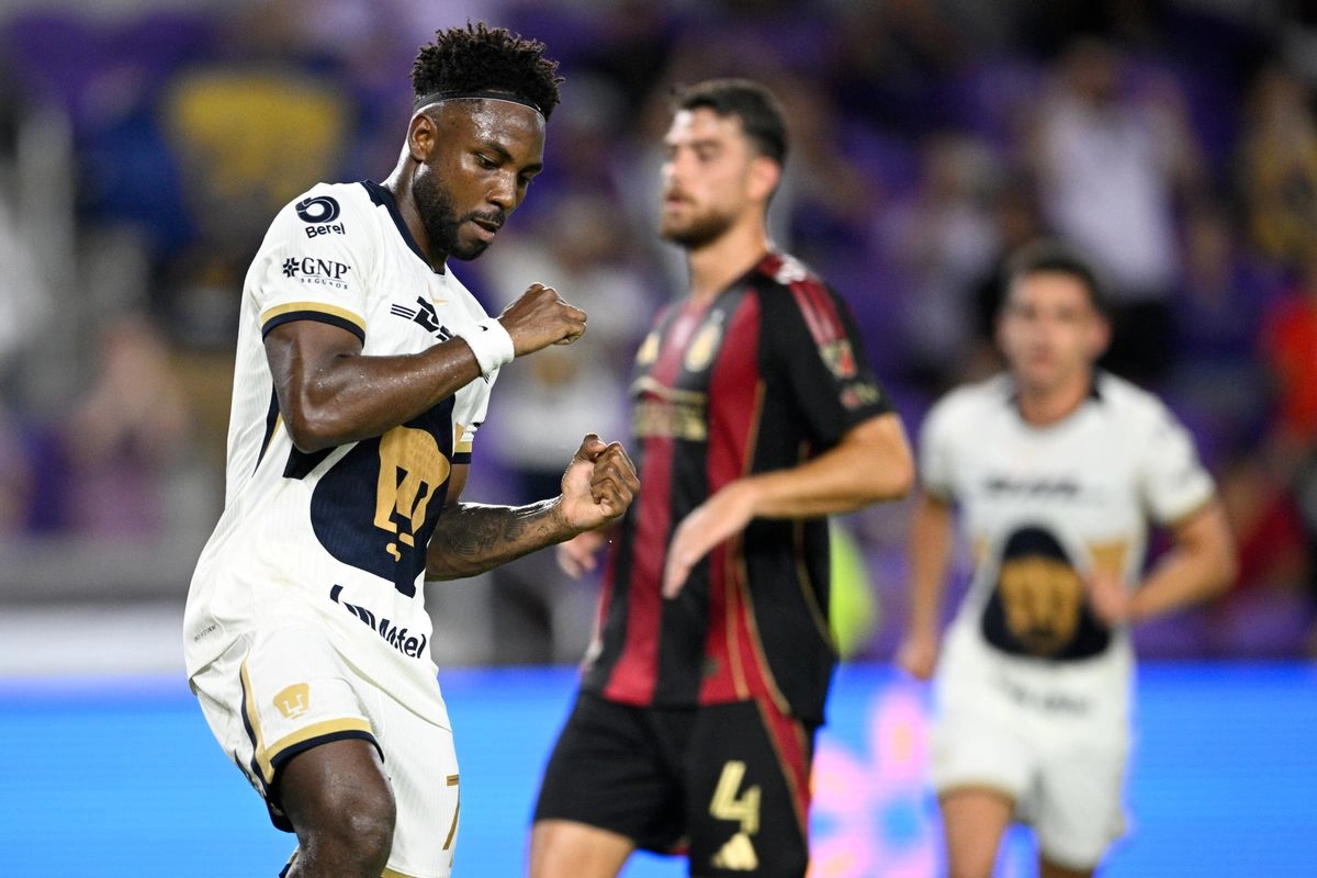 Álvaro Angulo, de los Pumas de la UNAM (izquierda), celebra tras anotar un penal durante la primera mitad de un partido de la Leagues Cup contra el Atlanta United, el sábado 2 de agosto de 2025, en Orlando, Florida. Foto