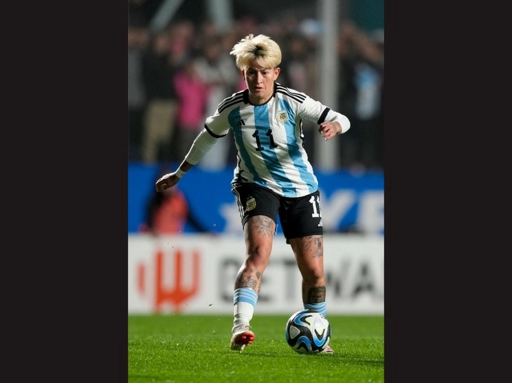 Rodríguez tiene un tatuaje del rostro del astro argentino Diego Maradona, fallecido en 2020, y otro del actual delantero del Al-Nassr de Arabia Saudita, Cristiano Ronaldo, en su pierna izquierda. Foto Ap / Archivo