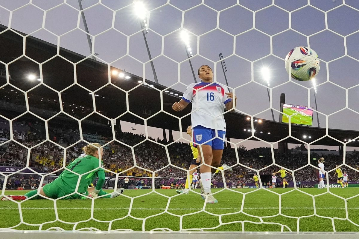 La inglesa Jess Carter reacciona después de que la sueca Stina Blackstenius anotara el segundo gol de su equipo durante el partido de cuartos de final de la Eurocopa femenina 2025 entre Suecia e Inglaterra en el Stadion Letzigrund en Zúrich, Suiza, el jueves 17 de julio de 2025.  Foto 