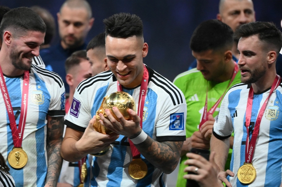Lautaro Martínez observa la Copa del Mundo conquistada ante Francia en la final del Mundial de Qatar 2022. Foto Afp