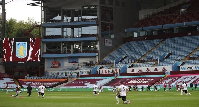 Previo a su partido, jugadores de Aston Villa y Sheffield pusieron una rodilla en la tierra contra el racismo. Foto Carl Recine / varias fuentes / Afp