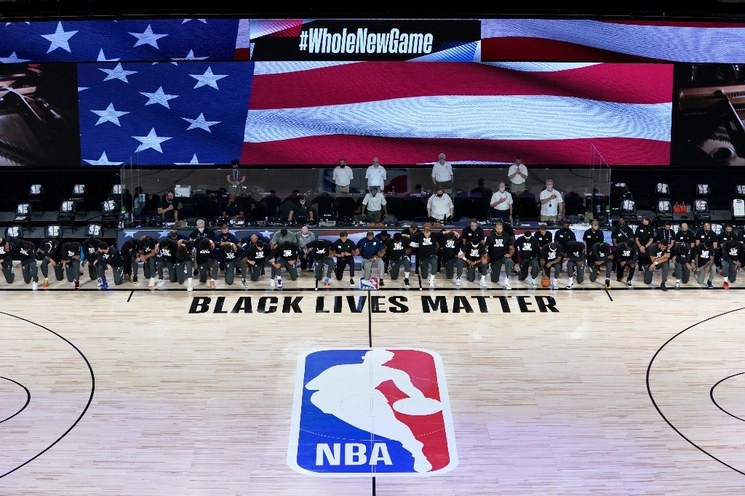 Los jugadores de los New Orleans Pelicans y Utah Jazz se manifestaron contra el racismo, previo al primer partido de la reanudación de la temporada de la NBA. Foto Ap 