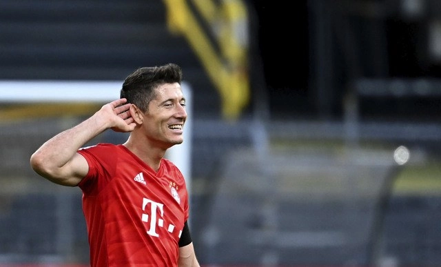 Los futbolistas del Bayern Múnich renunciaron de nuevo a una parte de sus salarios, hasta el final de temporada, para ayudar al club a superar la crisis derivada de la pandemia de coronavirus. En la imagen, Robert Lewandowski. Foto Dpa vía Ap
