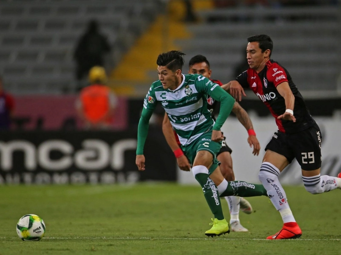 Luego del reciente cierre de fichajes en las ligas del viejo continente, sólo tres jugadores mexicanos lograron ser contratados por equipos de dicha zona, entre ellos Gerardo Arteaga, quien formaba parte de Santos Laguna, se integró al Genk, de Bélgica. Foto Cuartoscuro / Archivo