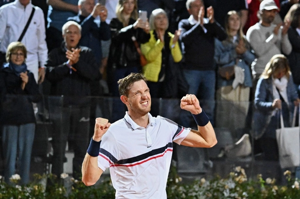 El chileno Nicolas Jarry celebra tras ganar contra el estadounidense Tommy Paul en la semifinal del torneo de tenis masculino ATP Rome Open en el Foro Itálico de Roma el 17 de mayo de 2024. Foto Afp
