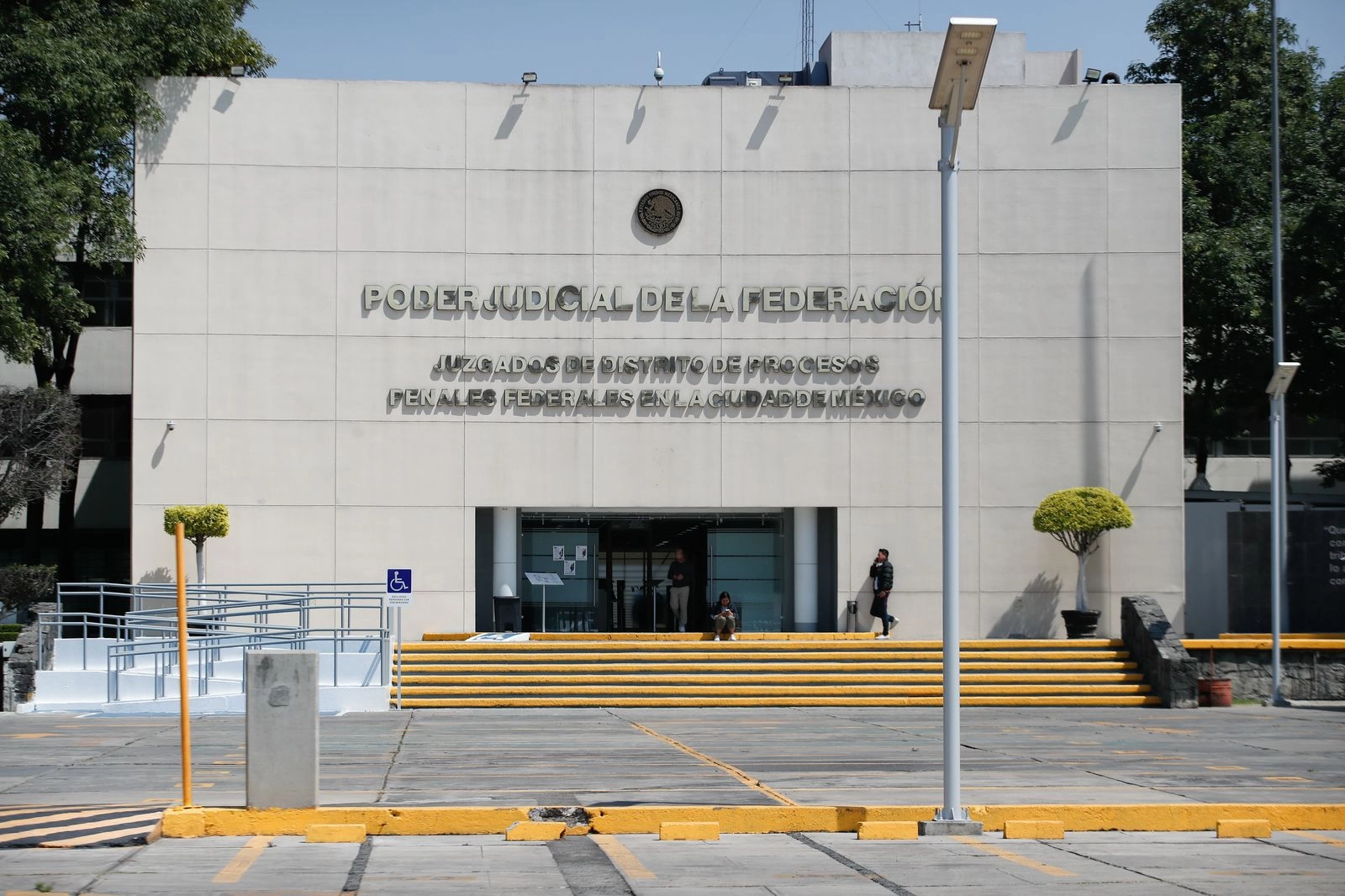Fachada del reclusorio Oriente de la Ciudad de México, donde están detenidos los cuatro ex colaboradores del gobierno de Silvano Aureoles en Michoacán. Foto