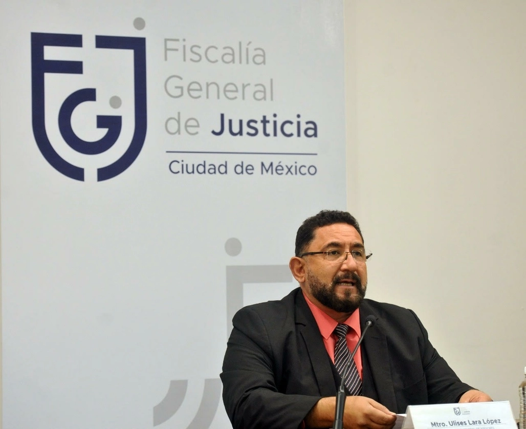 El vocero de la Fiscalía capitalina, Ulises Lara López, informa a medios sobre la extradición del ex diputado Mauricio Toledo, el 16 de noviembre de 2021. Foto cortesía Fiscalía de la Ciudad de México