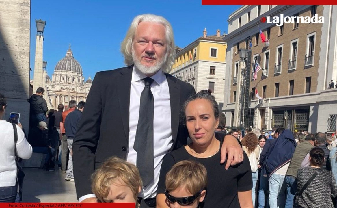 Julian Assange acudió con su familia a los funerales del papa Francisco para agradecer su apoyo mientras estuvo encarcelado. 