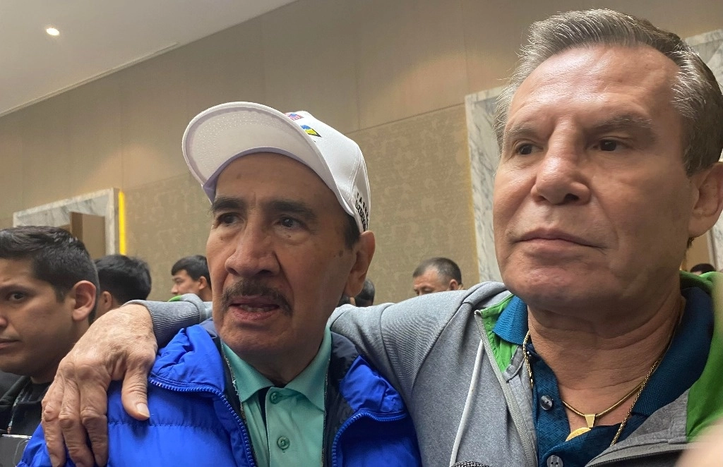 Julio César Chávez abraza al ex campeón mundial Carlos Zarate en la convención en Tashkent. Foto Juan Manuel Vázquez