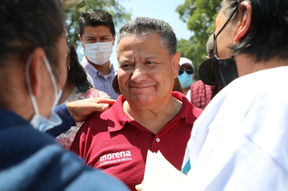 El candidato de "Juntos Haremos Historia" a la gubernatura de Hidalgo, Julio Menchaca (c) en imagen de archivo. Foto tomada de la cuenta de Twitter @juliomenchaca_