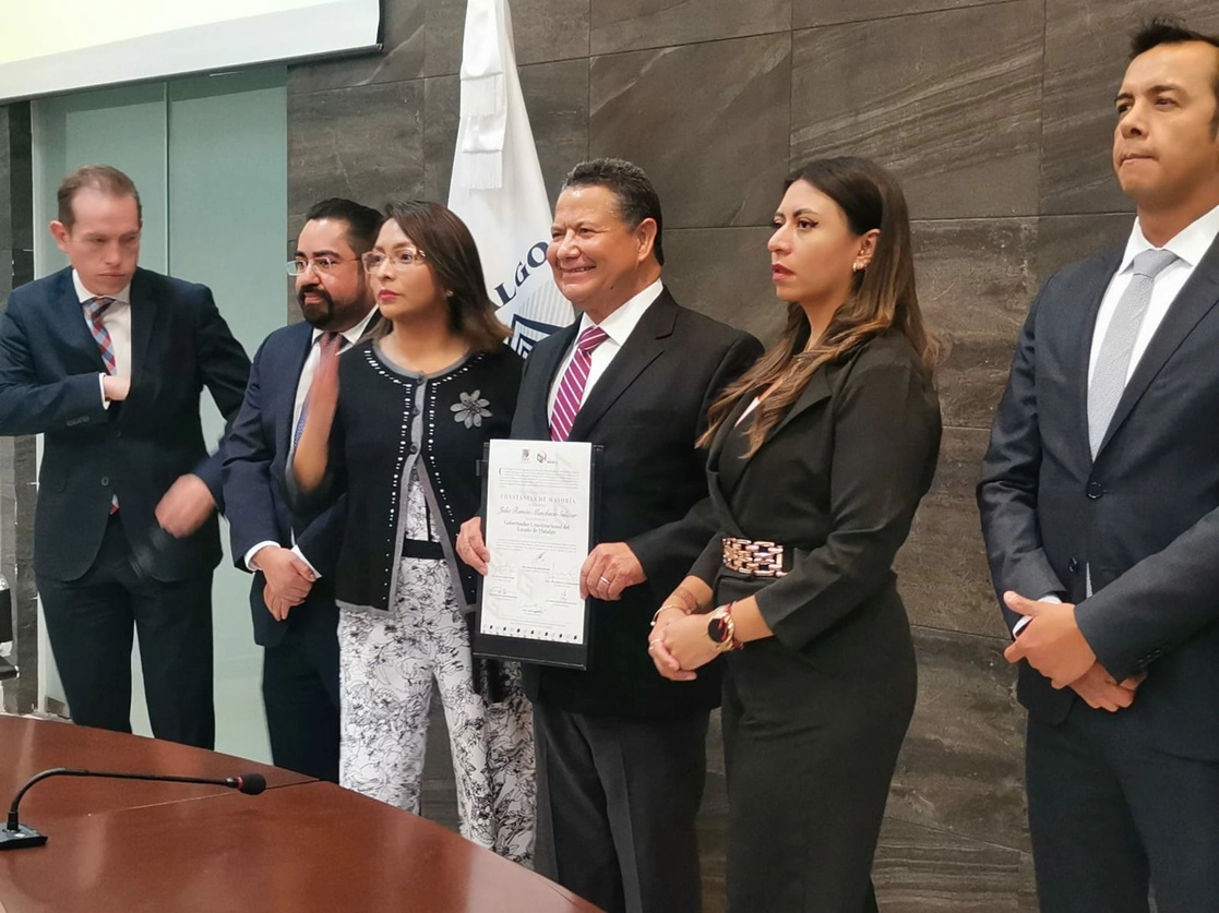 El IEEH entregó a Julio Menchaca la constancia de mayoría que lo acredita como el próximo gobernador para el periodo 2022-2028. Foto Ricardo Montoya
