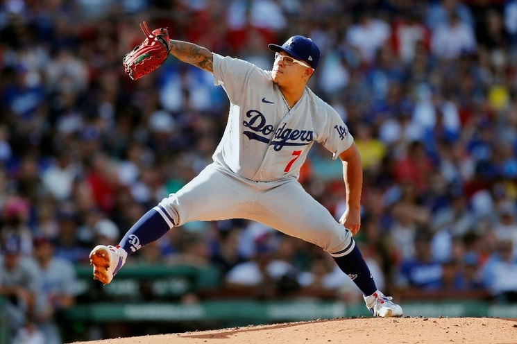 El pitcher de los Dodgers de Los Ángeles, Julio Urías, lanza durante la primera entrada de un juego contra los Medias Rojas de Boston, en Boston, EU, el 26 de agosto de 2023. Foto Ap 