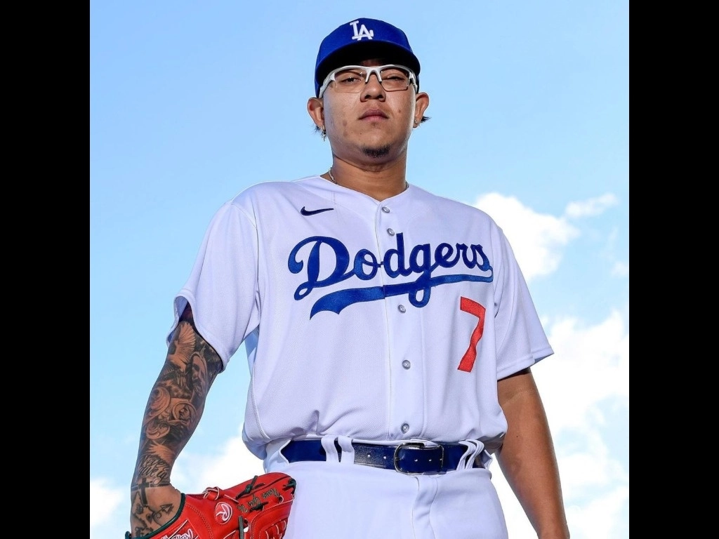El lanzador sinaloense Julio Urías abrirá por primera vez una campaña para los Dodgers, luego de su fugaz aventura con México en el Clásico Mundial de Beisbol. Foto tomada de Twitter @dodgers 