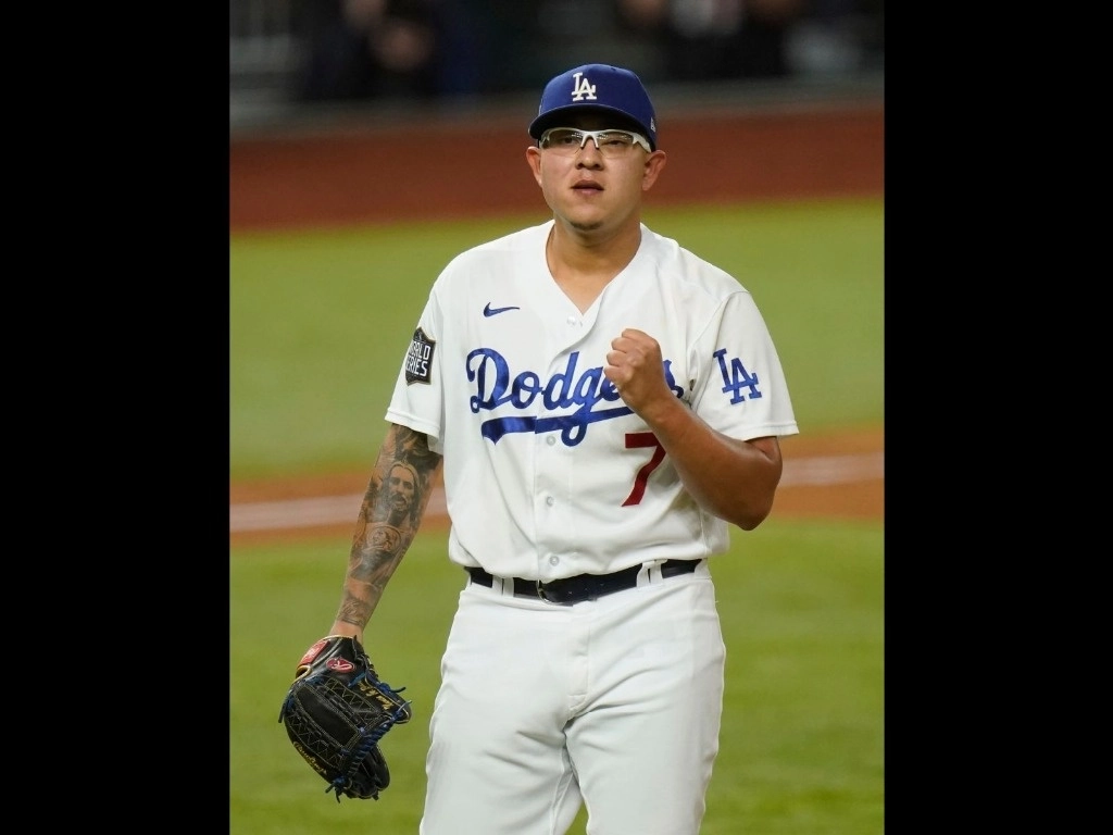 El pitcher mexicano celebró su designación para el juego inaugural del equipo de Los Ángeles el próximo jueves, cuando reciban en su estadio a los Diamondbacks de Arizona. También compartió emocionado la experiencia de haber lanzado por México en el reciente Clásico Mundial de Beisbol. Foto Ap